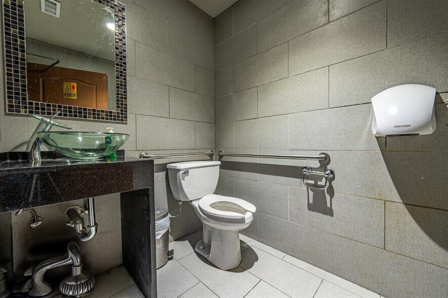 More Photos Of 1506 Bronxdale Ave, Bronx Restaurant For Sale