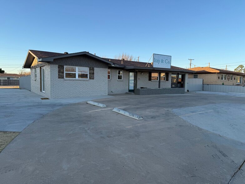 Primary Photo Of 2404 Oakwood Dr, Odessa Storefront For Sale