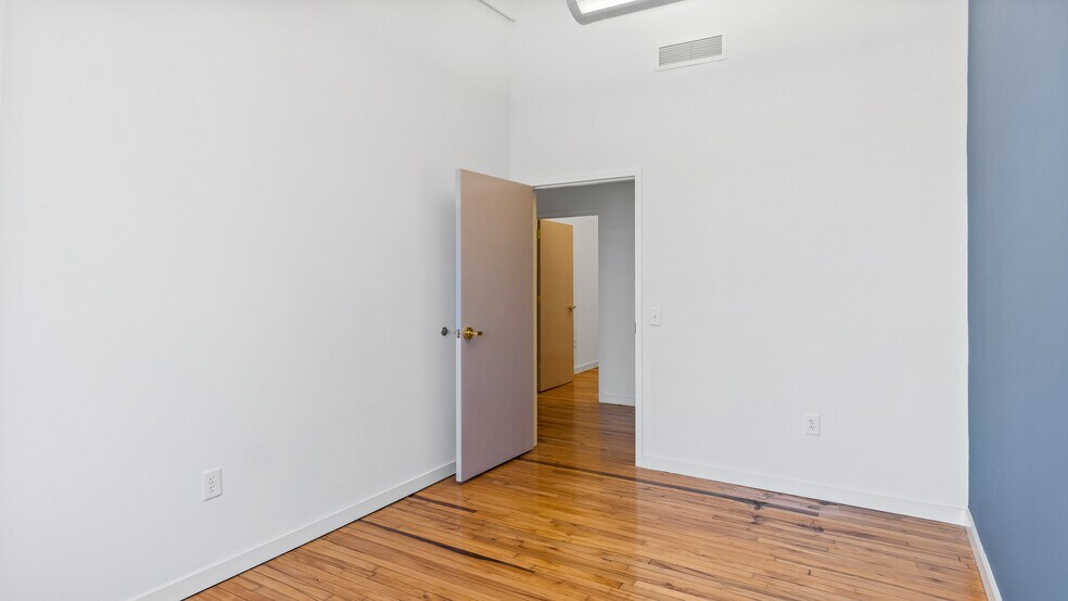 More Photos Of 514 Dabney Rd, Henderson Office For Lease