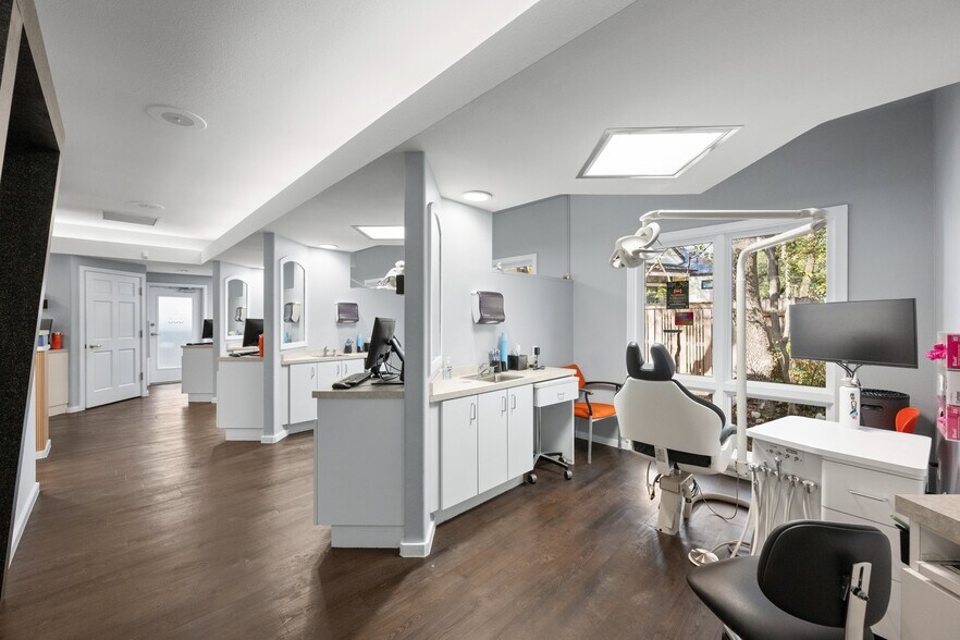 More Photos Of 5718 Balcones Dr, Austin Medical For Sale