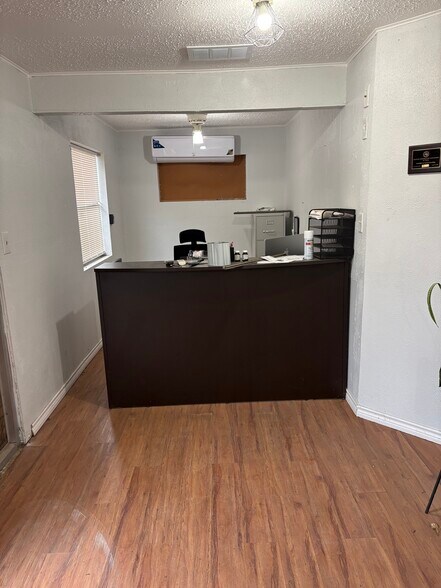 More Photos Of 300 Aspen ln, Van Light Distribution For Lease