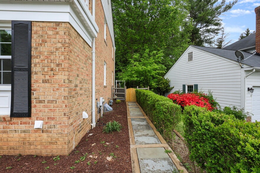 More Photos Of 9725 Lookout Pl, Gaithersburg Healthcare For Sale