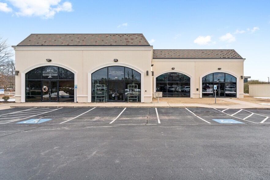 More Photos Of 3945 N Vantage Dr, Fayetteville Office For Sale