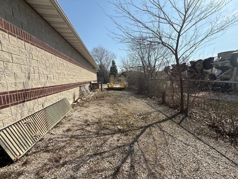 More Photos Of 1262 S Bridge St, Yorkville Service For Sale