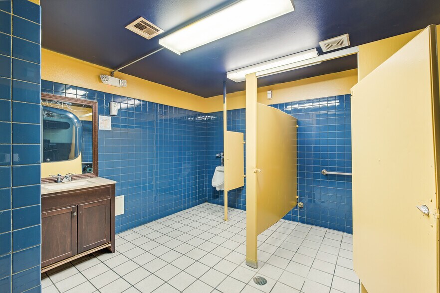 More Photos Of 4465 E Sahara Ave, Las Vegas Bar For Sale