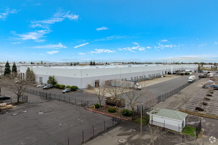 More Photos Of 8860 Industrial Ave, Roseville Distribution For Lease