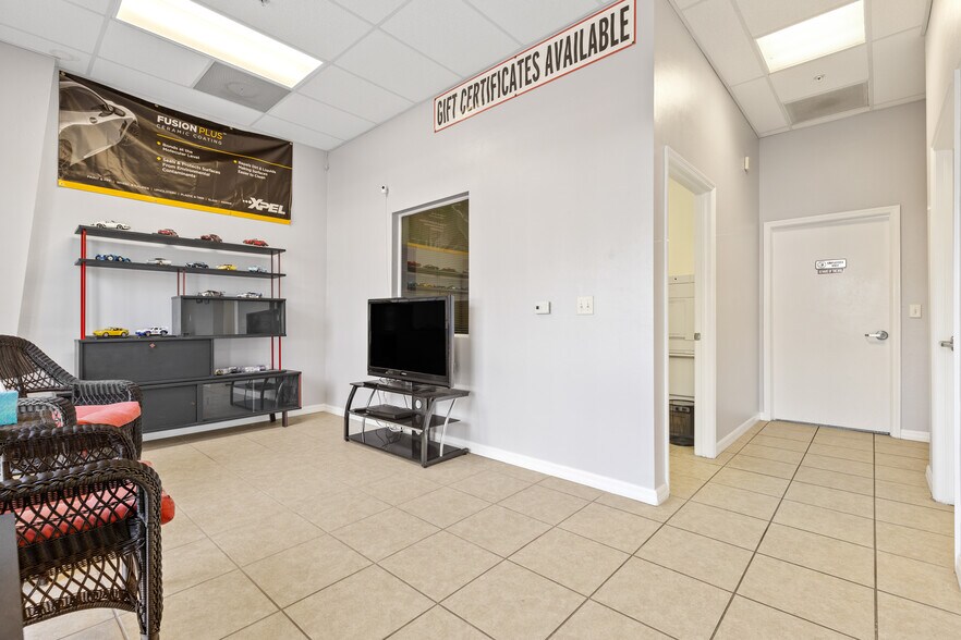 More Photos Of 17000 Alico Commerce Ct, Fort Myers Flex For Sale