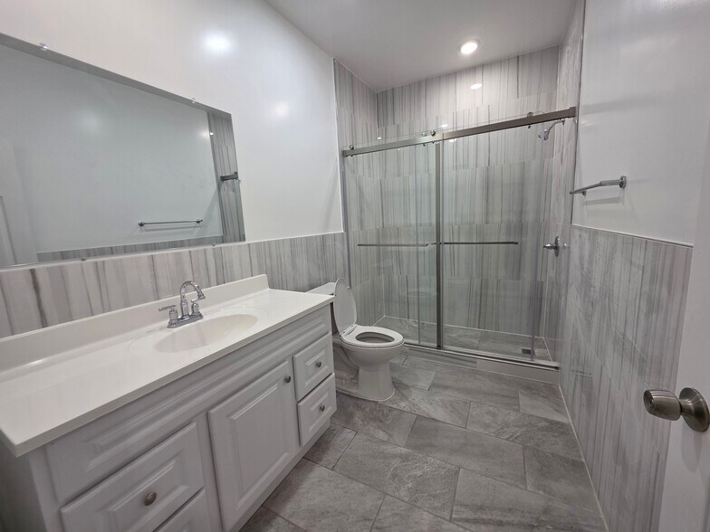 More Photos Of 664 Bergen Ave, Jersey City Storefront Retail Residential For Sale