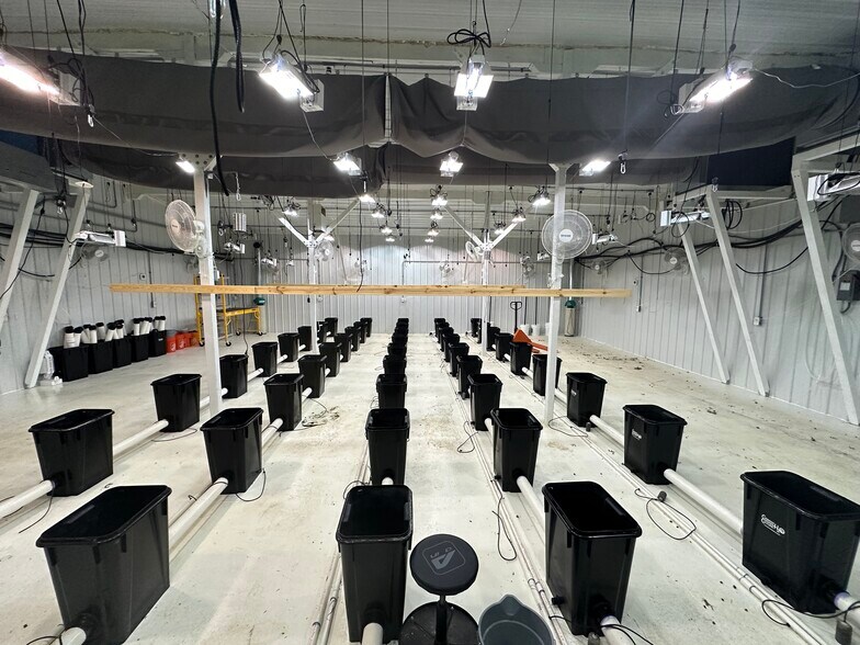 More Photos Of 1003 N Elm St, Tekonsha Distribution For Sale