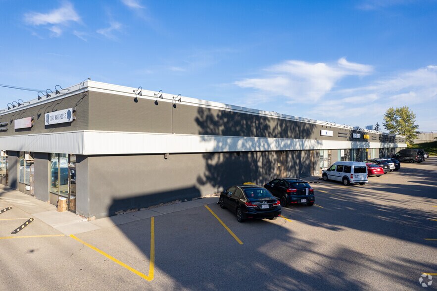 More Photos Of 518-552 42nd Ave SE, Calgary Light Distribution For Lease