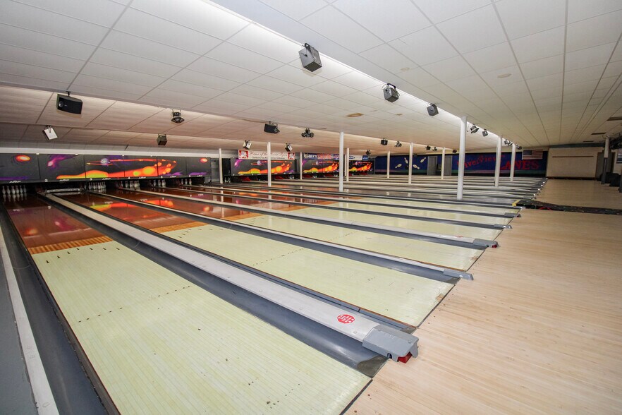 More Photos Of 125 Main St, Huron Bowling Alley For Sale