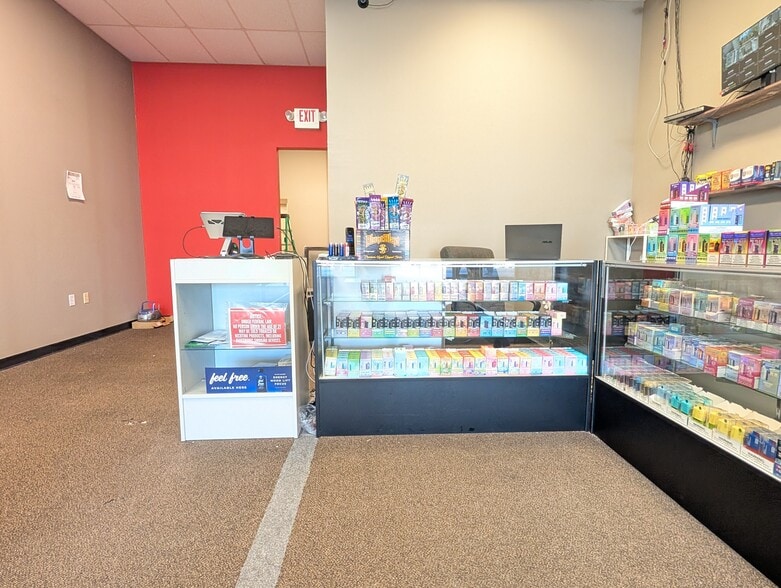 More Photos Of 9322 N Oak Trfy, Kansas City General Retail For Lease