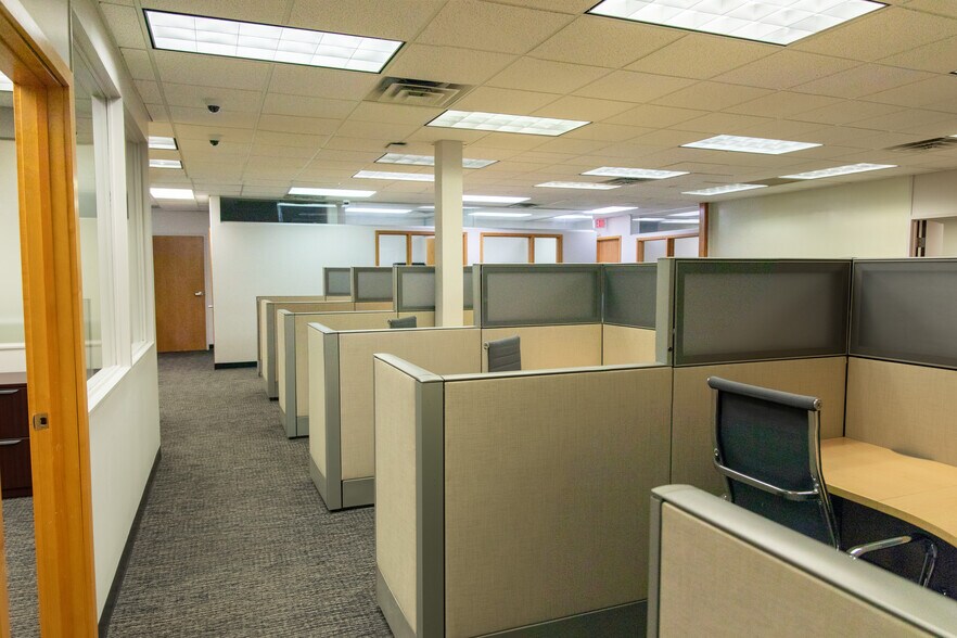 More Photos Of 11820-11830 Nicholas St, Omaha Office For Lease