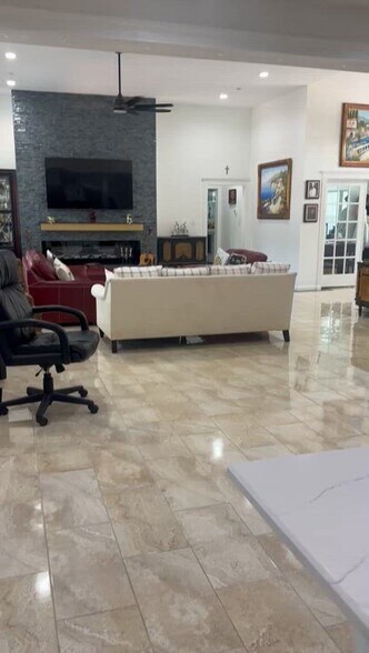 More Photos Of 703 E Oates Rd, Garland Unknown For Lease