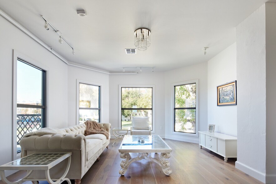 More Photos Of 614 NW 8th St, Oklahoma City Office For Sale