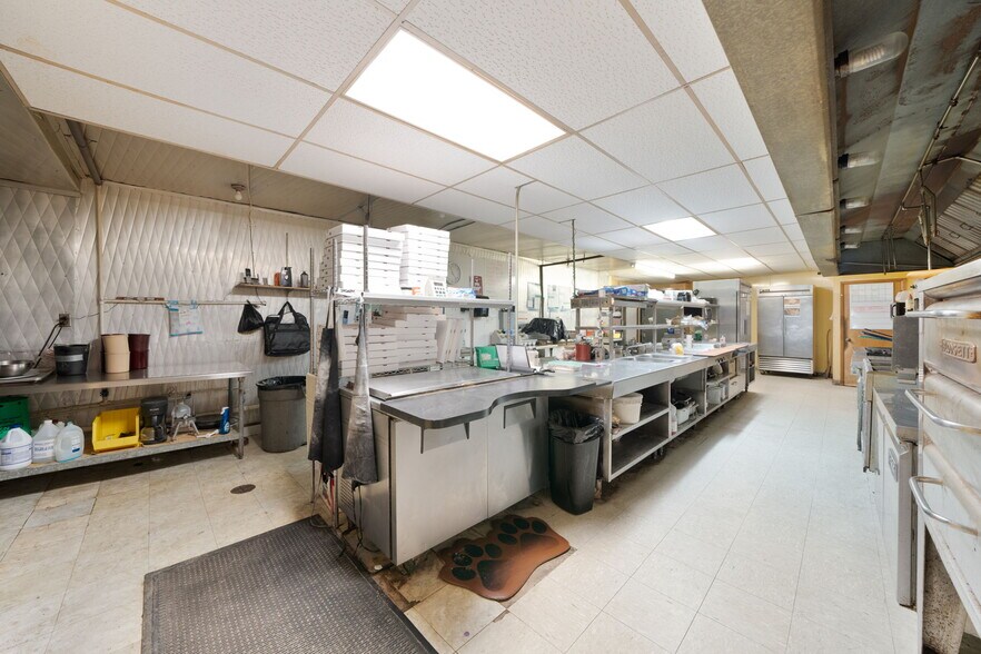 More Photos Of 18089 W State St, Vandalia General Retail For Sale