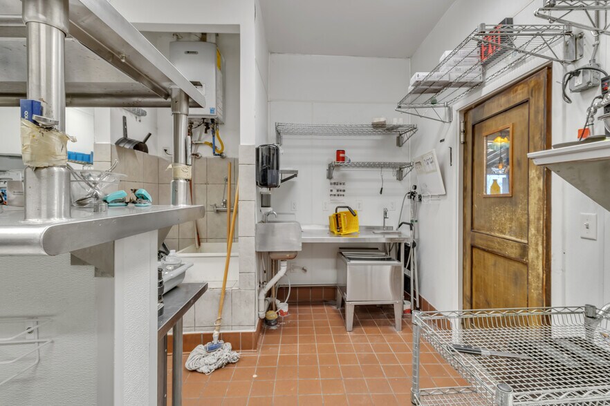 More Photos Of 33 S Carolina St, Hartwell Restaurant For Sale