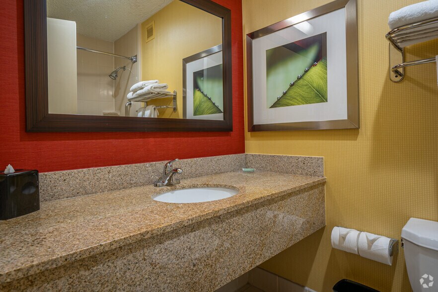 More Photos Of 2504 North Loop W, Houston Hotel For Sale