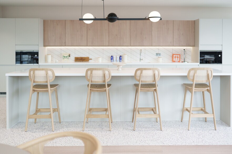 More Photos Of 80-100 Victoria St, London Office For Lease