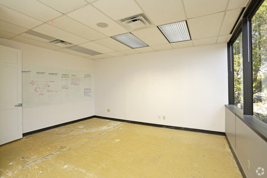 More Photos Of 17120 N Dallas Pky, Dallas Office For Lease