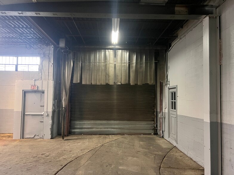 More Photos Of 21 Saw Mill River Rd, Yonkers Showroom For Lease