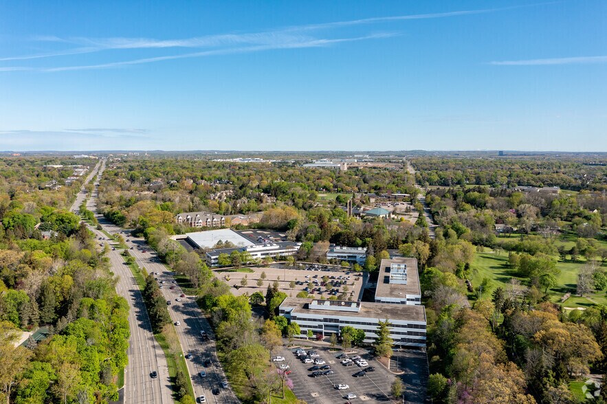 More Photos Of 41000 Woodward Ave, Bloomfield Hills Office For Lease