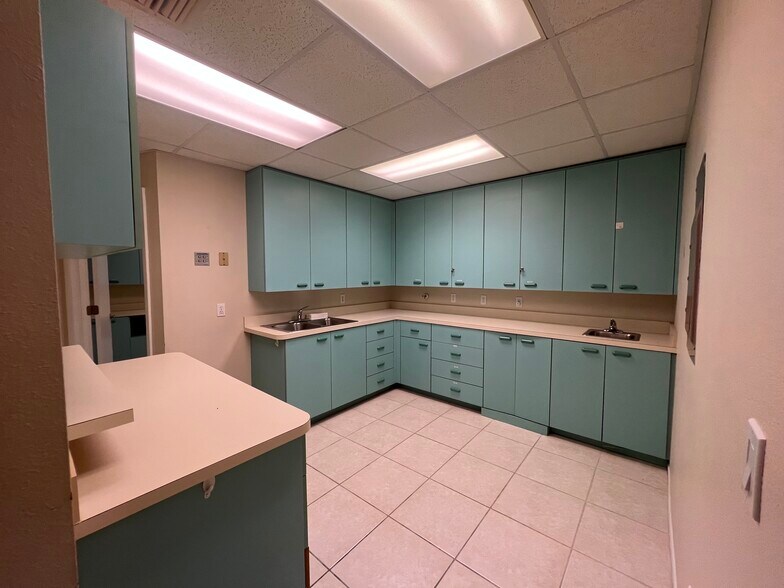 More Photos Of 2009-2025 S McCall Rd, Englewood Medical For Lease