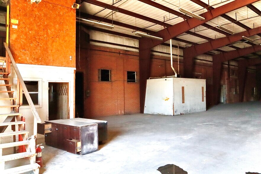 More Photos Of 912 N Beverly Dr, Wichita Falls Warehouse For Lease