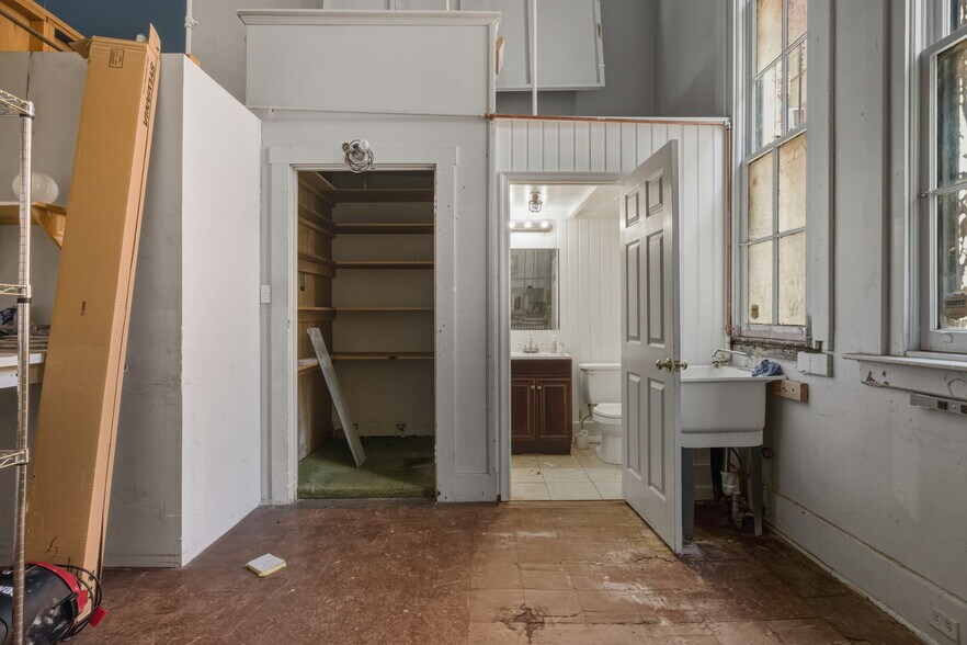 More Photos Of 21-27 N Central Ave, Staunton Office For Lease