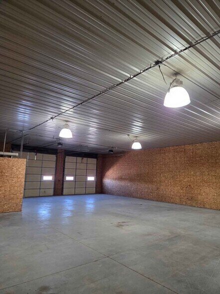 More Photos Of 1300-1310 N 14th St, Indianola Warehouse For Lease
