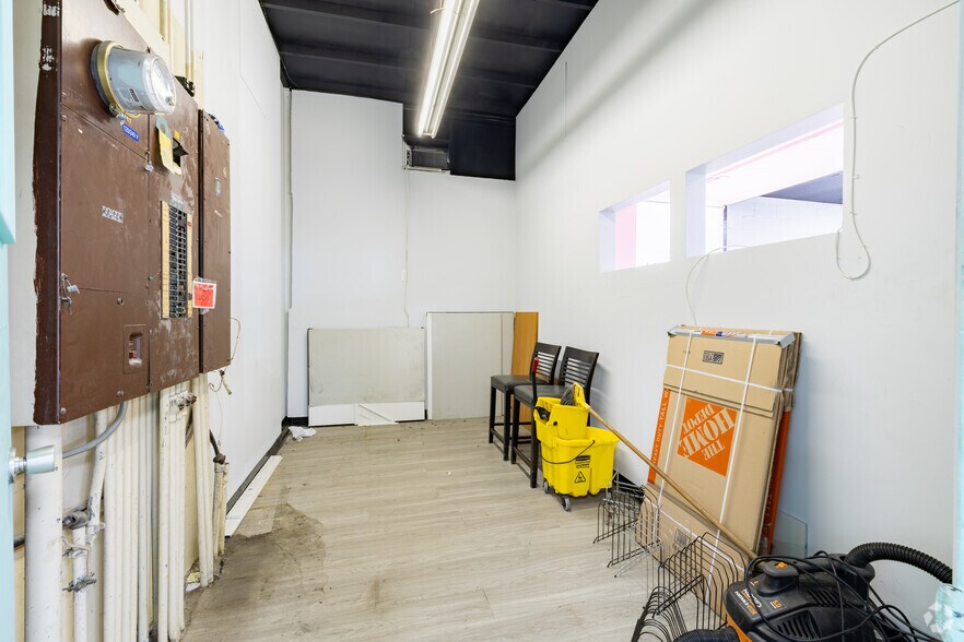 More Photos Of 401-405 W Foothill Blvd, Monrovia Freestanding For Lease