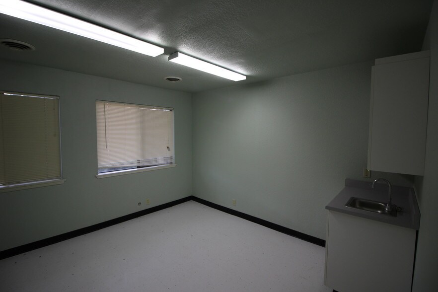 More Photos Of 5106 Hill Rd E, Lakeport Medical For Lease