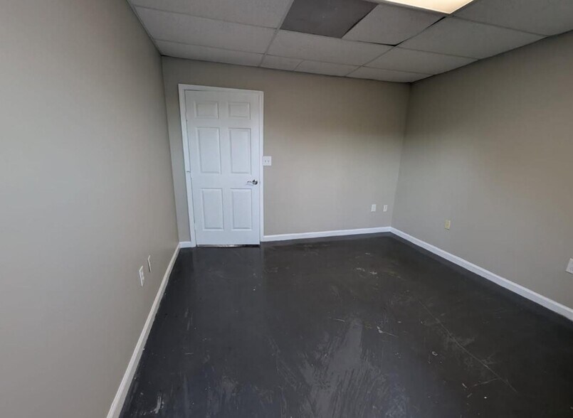 More Photos Of 6317-6325 Dogwood Dr, Milton Warehouse For Lease