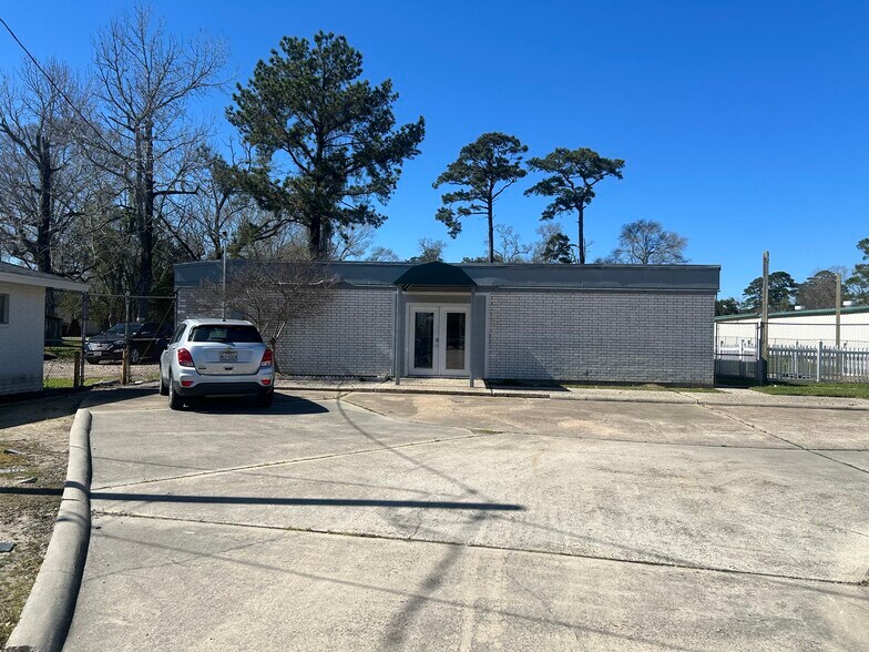 More Photos Of 4270 E Lucas Dr, Beaumont Veterinarian Kennel For Lease