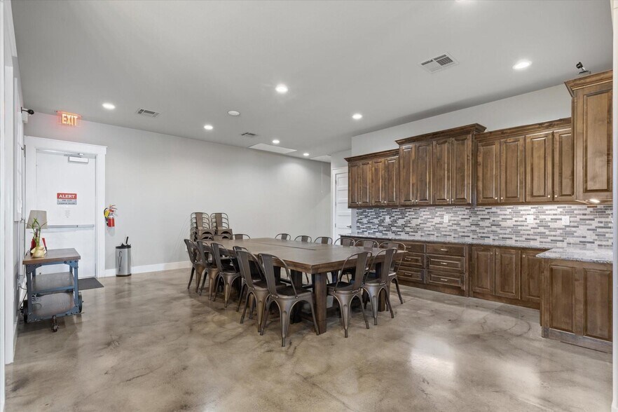 More Photos Of 5805 Starnes Rd, Watauga Medical For Sale