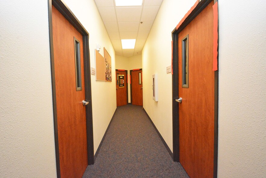 More Photos Of 8955 South Fwy, Houston Schools For Lease