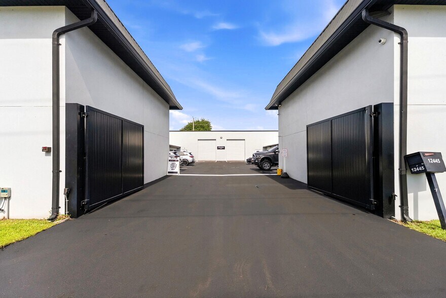 More Photos Of 12445 Collier Blvd, Naples Showroom For Sale