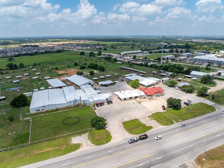 More Photos Of 600 W US Highway 290, Elgin Veterinarian Kennel For Sale
