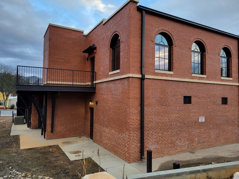More Photos Of 128 Broadway St, Black Mountain Restaurant For Sale