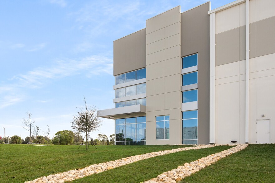 More Photos Of 5001 Crossroads Pky, Fort Pierce Warehouse For Lease