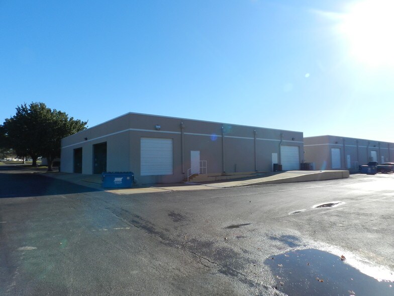 More Photos Of 1109 S Airport Cir, Euless Unknown For Lease