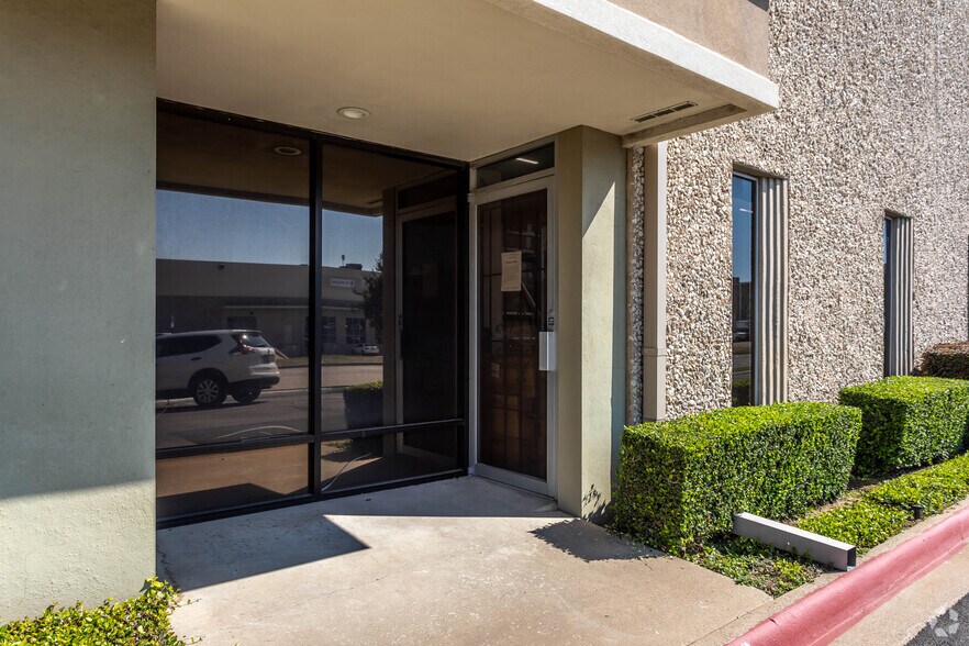 More Photos Of 4117-4135 Lindbergh Dr, Addison Light Manufacturing For Lease