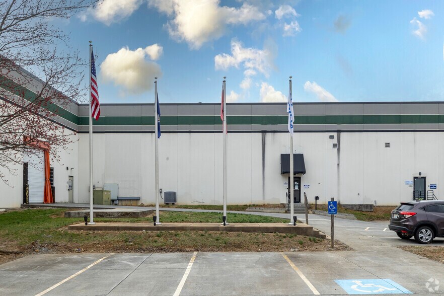 More Photos Of 411 Brooke Rd, Winchester Warehouse For Lease