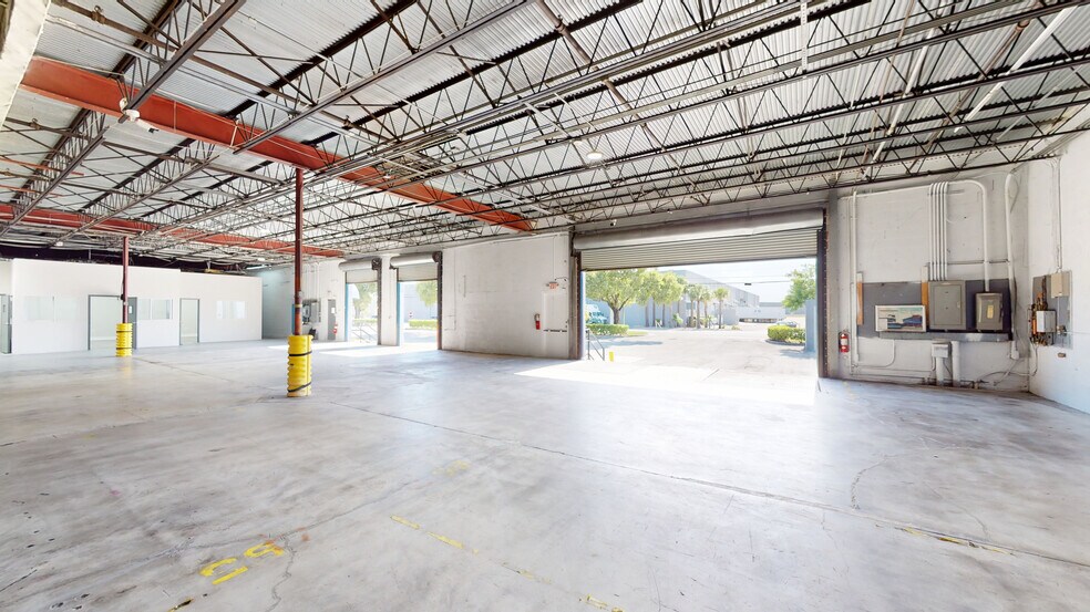 More Photos Of 8007-8115 NW 74th Ave, Miami Warehouse For Lease