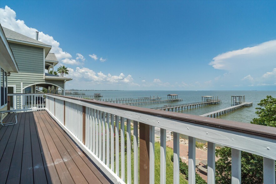 More Photos Of 804 Bay Ave, Kemah Specialty For Sale