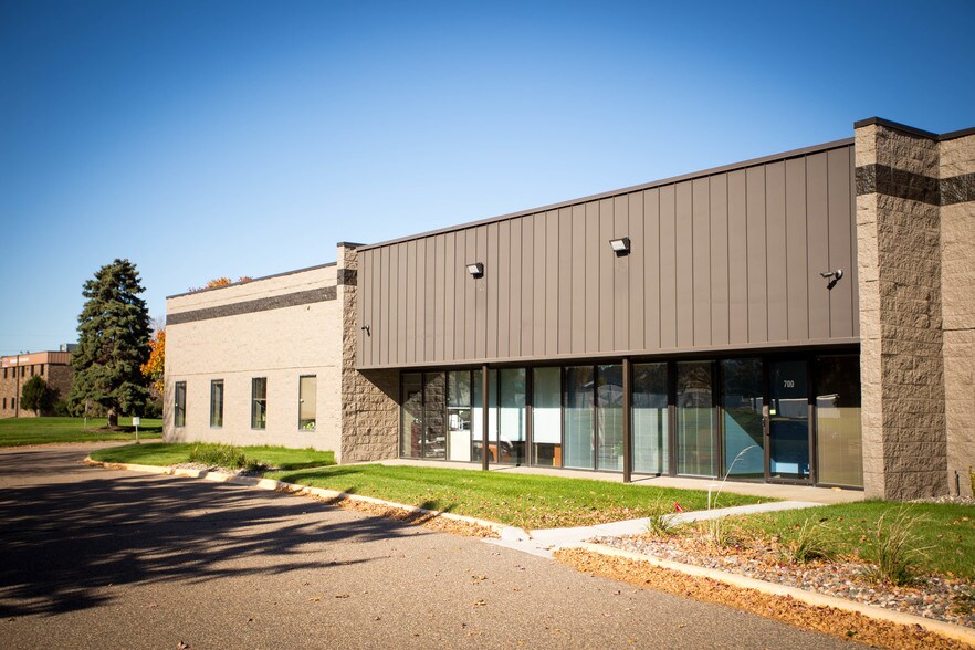 More Photos Of 2700 Freeway Blvd, Brooklyn Center Showroom For Lease