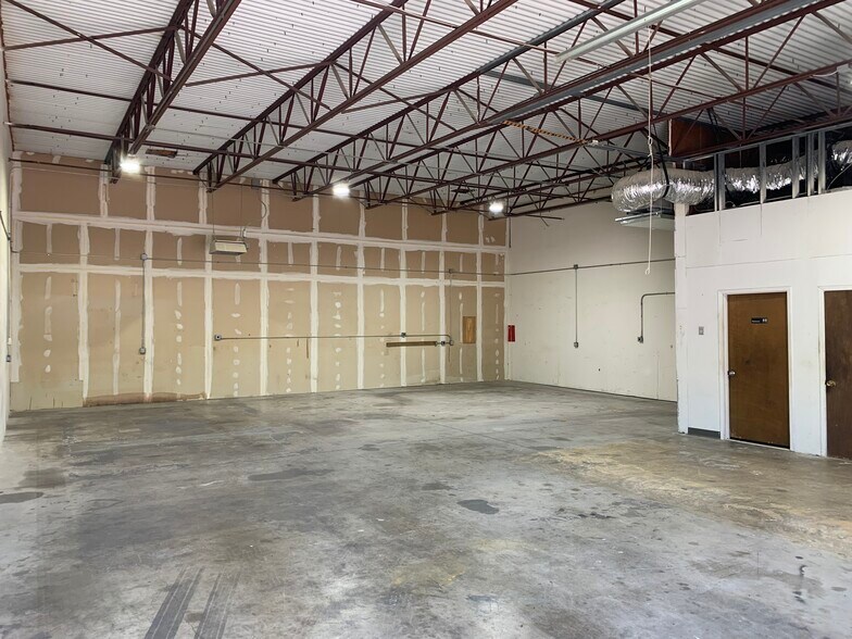 More Photos Of 7600 Benbrook Pky, Benbrook Warehouse For Lease