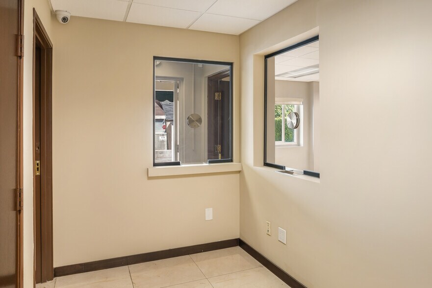 More Photos Of 120 S Doheny Dr, Beverly Hills Office For Lease