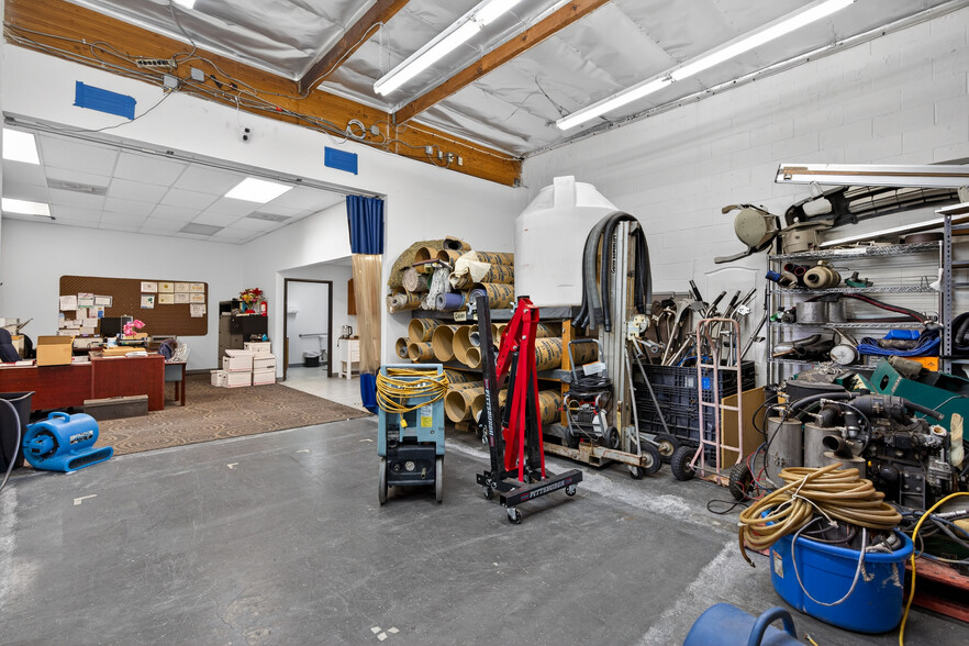 More Photos Of 8116-8144 Deering Ave, Canoga Park Warehouse For Lease