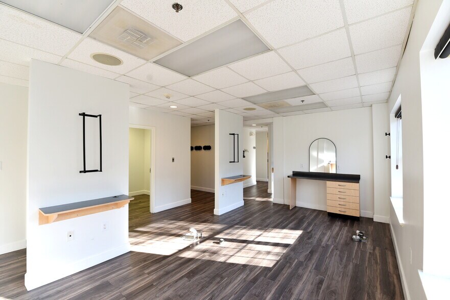 More Photos Of 13895 Hedgewood Dr, Woodbridge Medical For Lease